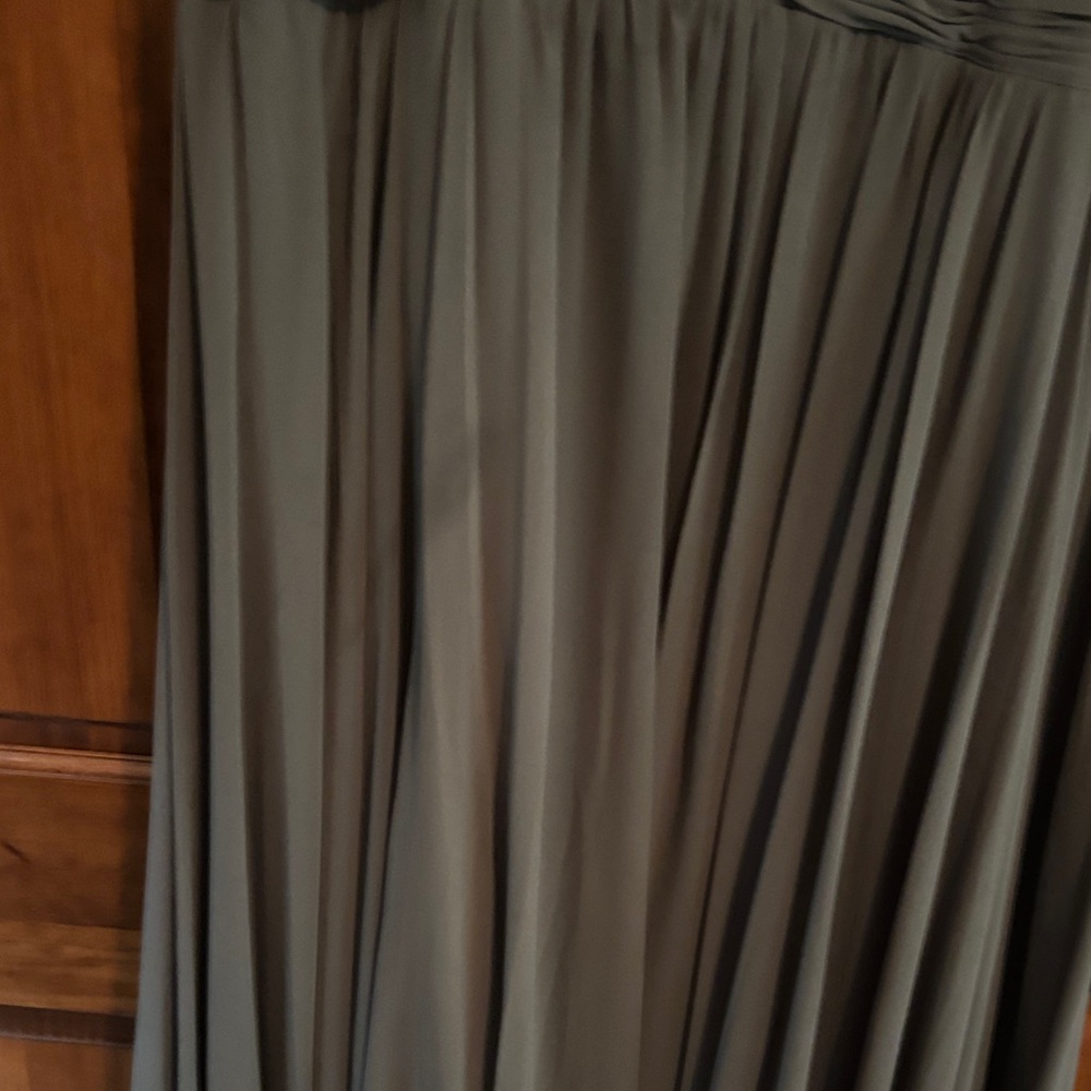 Elegant Sleeveless Gray Dress with Beaded Accents - Picture 4 of 10